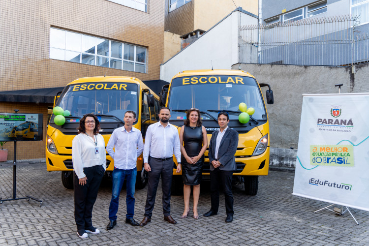 Novos ônibus escolares ampliam acesso à educação em Guaraqueçaba
