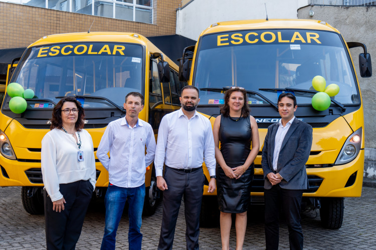 Novos ônibus escolares ampliam acesso à educação em Guaraqueçaba