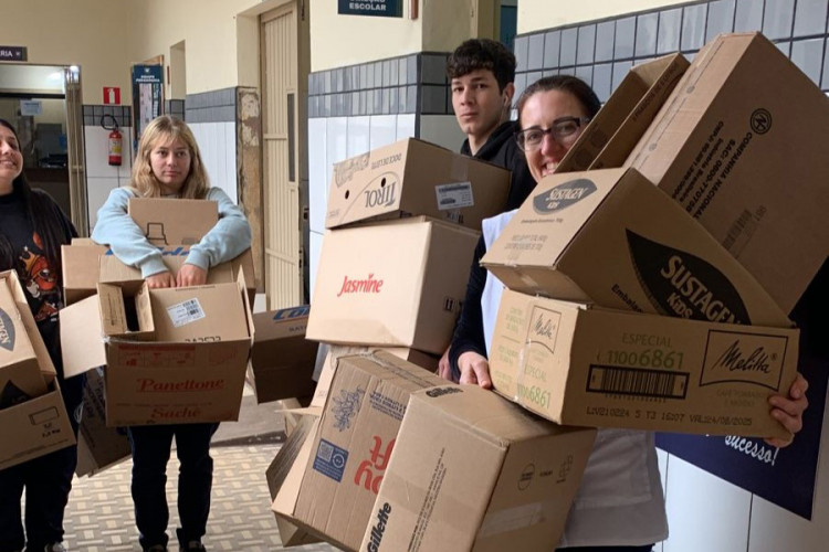 Camas, livros e cartas: estudantes da rede estadual se mobilizam para ajudar o RS