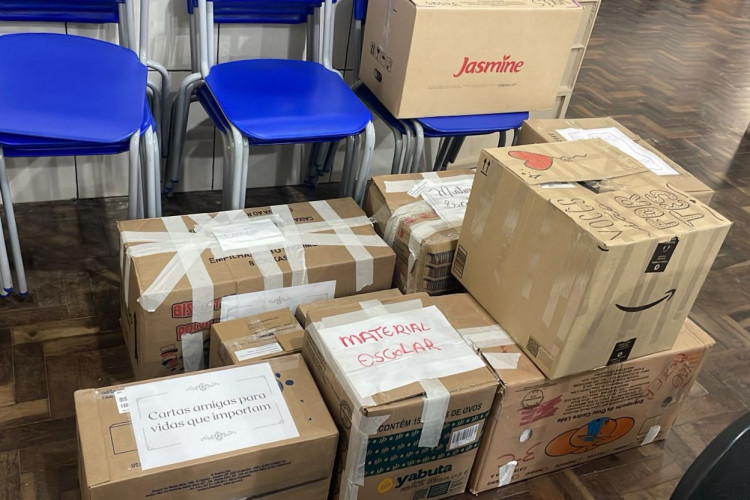 Camas, livros e cartas: estudantes da rede estadual se mobilizam para ajudar o RS