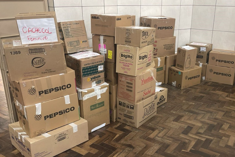Camas, livros e cartas: estudantes da rede estadual se mobilizam para ajudar o RS