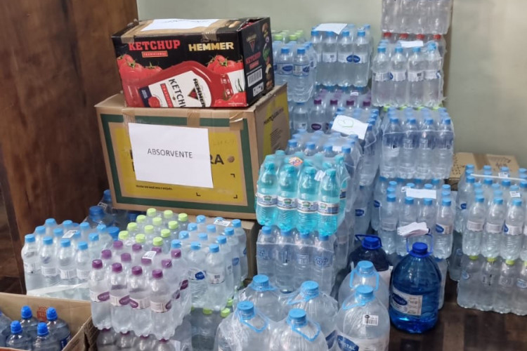 Camas, livros e cartas: estudantes da rede estadual se mobilizam para ajudar o RS