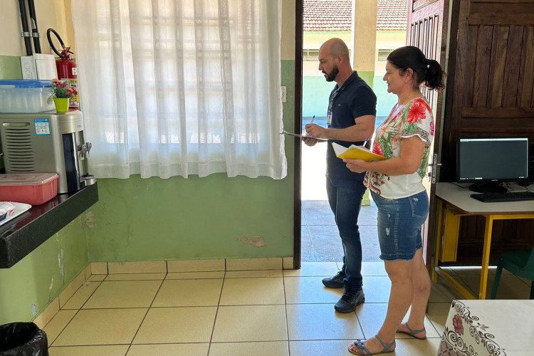 Projeto Tutor-Zelador visita mais de 1000 escolas até abril desse ano - Renata Santos Venturino, tutora-zeladora do NRE de Jacarezinho