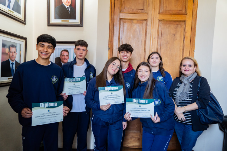 Alunos da rede estadual tomam posse como jovens vereadores na Câmara de Curitiba