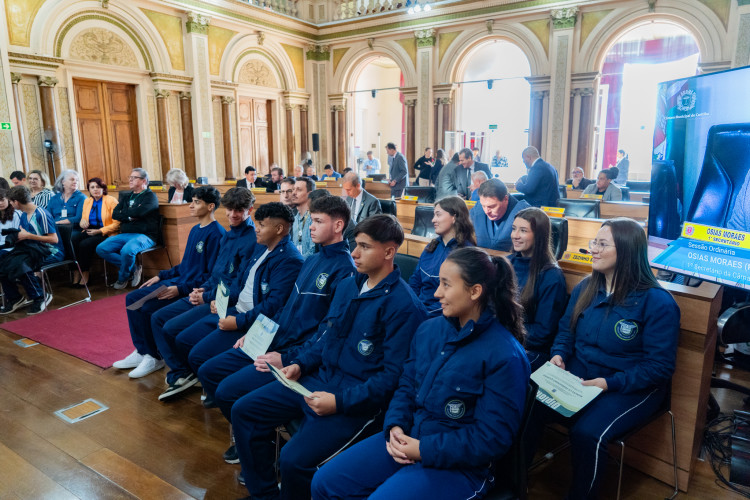 Alunos da rede estadual tomam posse como jovens vereadores na Câmara de Curitiba