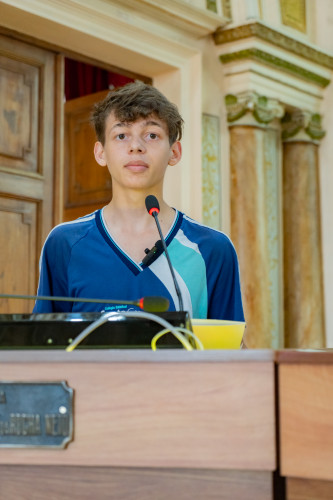 Alunos da rede estadual tomam posse como jovens vereadores na Câmara de Curitiba