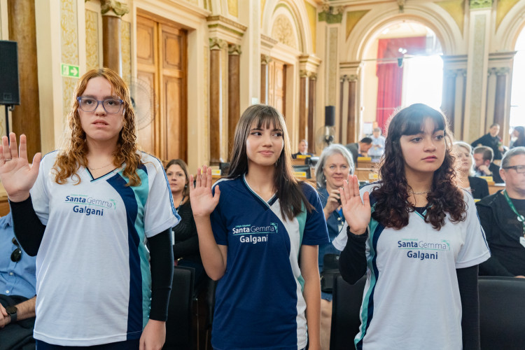 Alunos da rede estadual tomam posse como jovens vereadores na Câmara de Curitiba