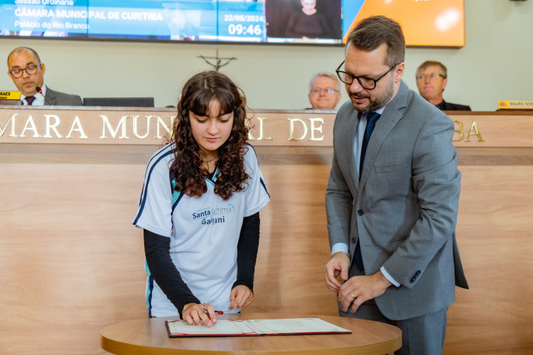 Alunos da rede estadual tomam posse como jovens vereadores na Câmara de Curitiba