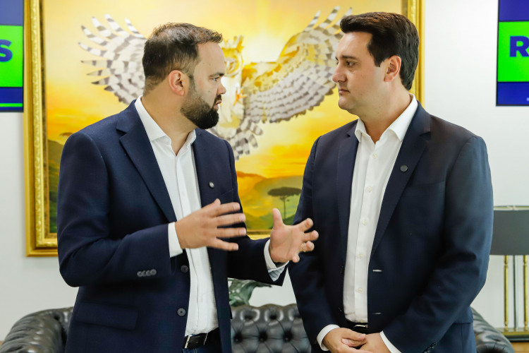 Governador anuncia pacote para educação com novas escolas, ampliações e placas solares