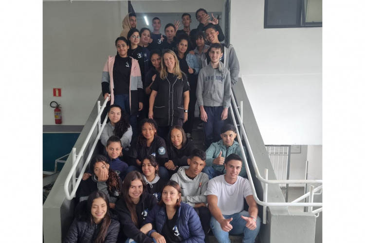 Após formação, professora transforma escola de Curitiba em laboratório de atividades