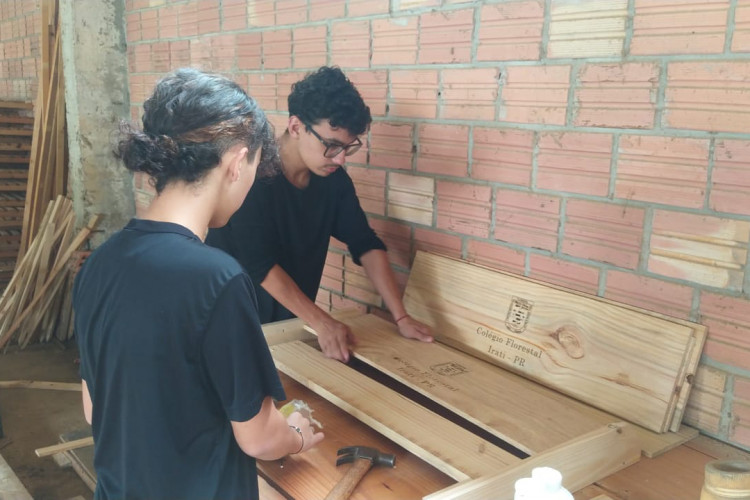 Camas, livros e cartas: estudantes da rede estadual se mobilizam para ajudar o RS