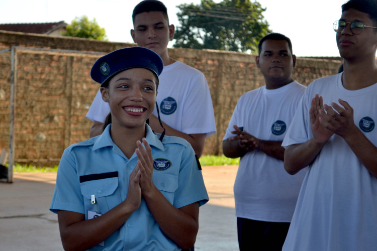 Aluna de colégio cívico-militar vence etapa estadual do concurso de redação do Senado