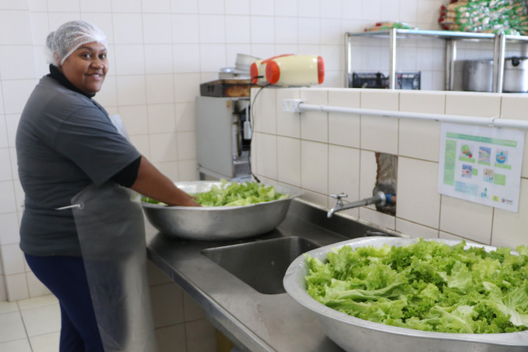 Governo entrega terceira remessa de alimentos para as escolas estaduais