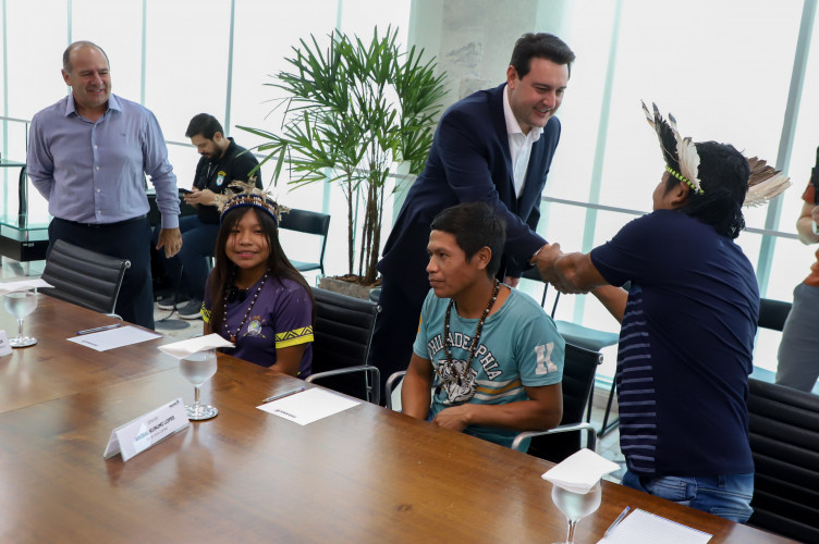 Governador recebe 1ª aluna indígena selecionada para o programa Ganhando o Mundo