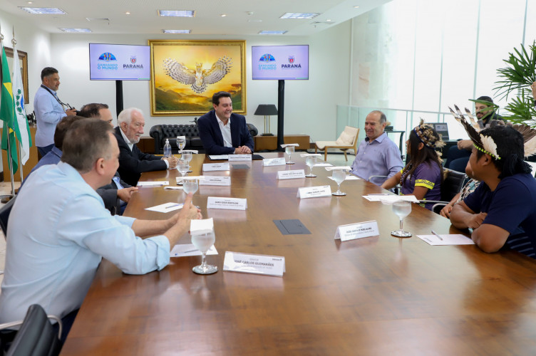 Governador recebe 1ª aluna indígena selecionada para o programa Ganhando o Mundo