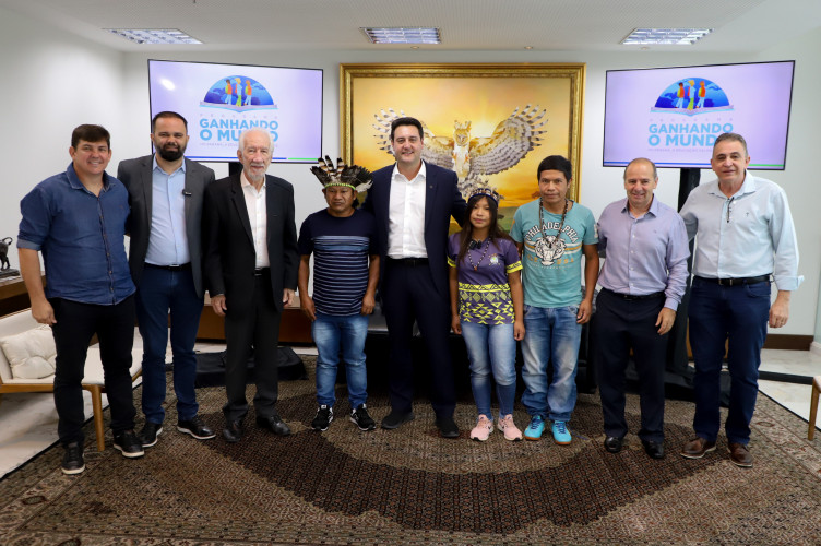 Governador recebe 1ª aluna indígena selecionada para o programa Ganhando o Mundo