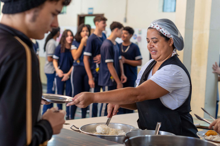 Arroz e feijão orgânicos: alimentação nas escolas está cada vez mais saudável