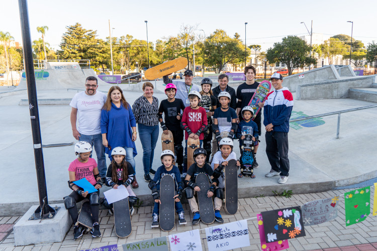 Olimpíadas: alunos da rede estadual entregam cartas de apoio a skatistas que vão a Paris