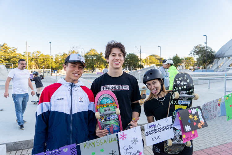 Olimpíadas: alunos da rede estadual entregam cartas de apoio a skatistas que vão a Paris