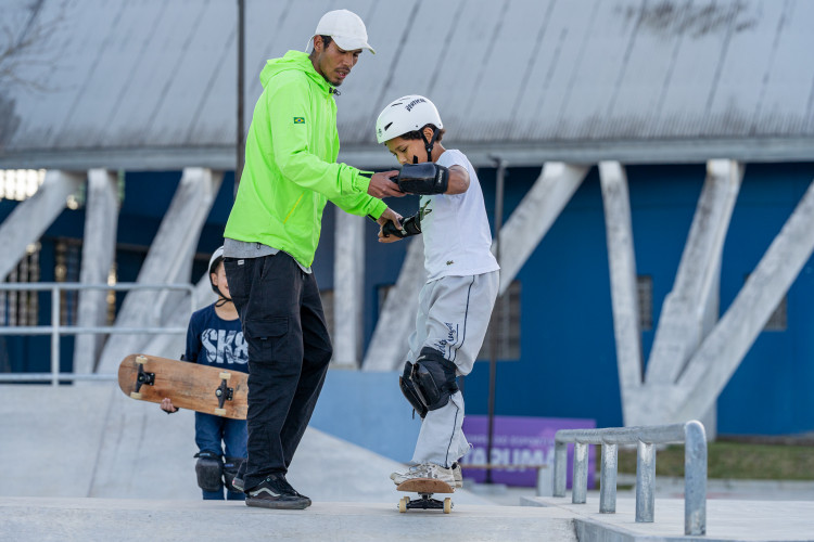 Olimpíadas: alunos da rede estadual entregam cartas de apoio a skatistas que vão a Paris