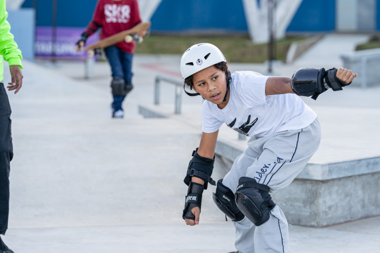 Olimpíadas: alunos da rede estadual entregam cartas de apoio a skatistas que vão a Paris