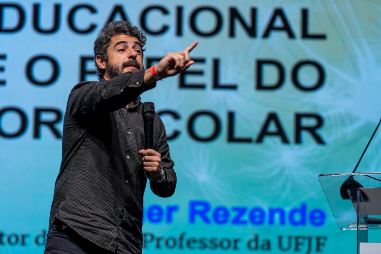 Educação promove encontro para capacitar diretores da rede e gestores dos Núcleos Regionais de Educação (NREs) de todo o Estado