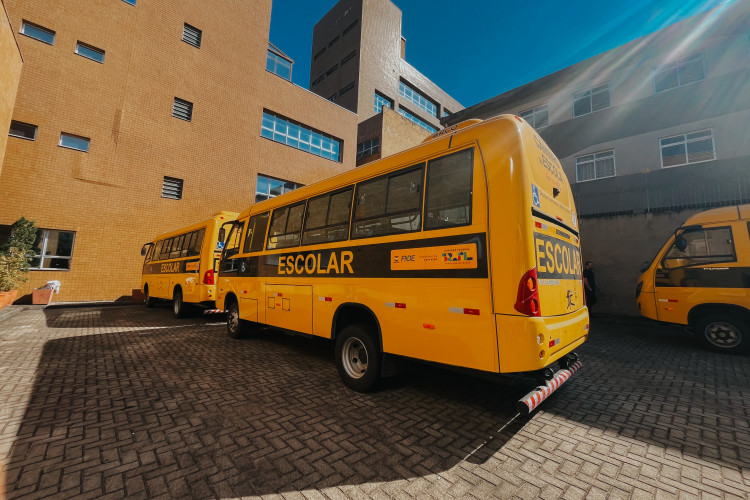 Governo entrega novos ônibus escolares que atenderão alunos de cinco municípios