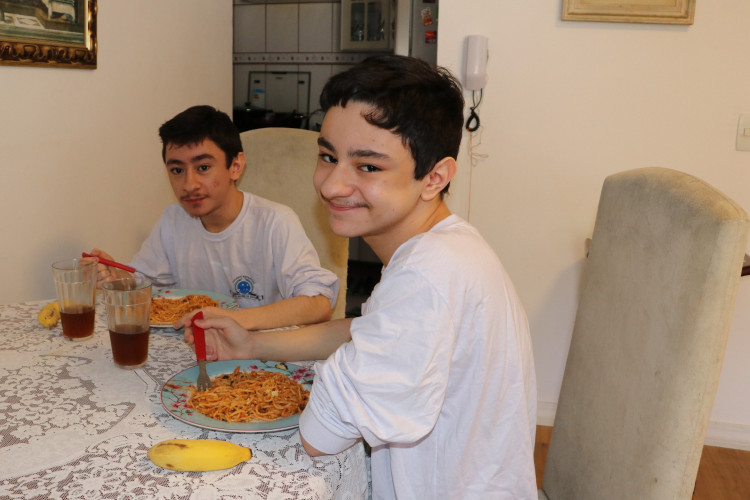 Estado oferece merenda em casa para 800 alunos que não podem ir à escola