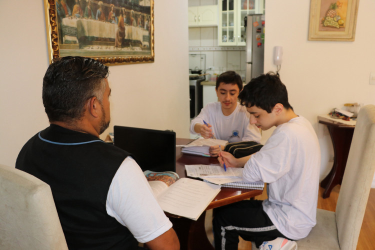 Estado oferece merenda em casa para 800 alunos que não podem ir à escola