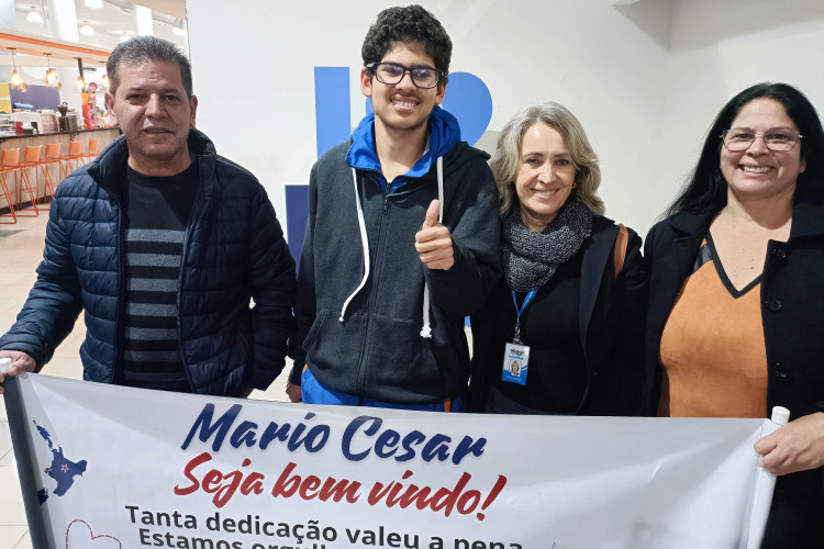 Ganhando o Mundo: estudantes desembarcam em Curitiba e Londrina