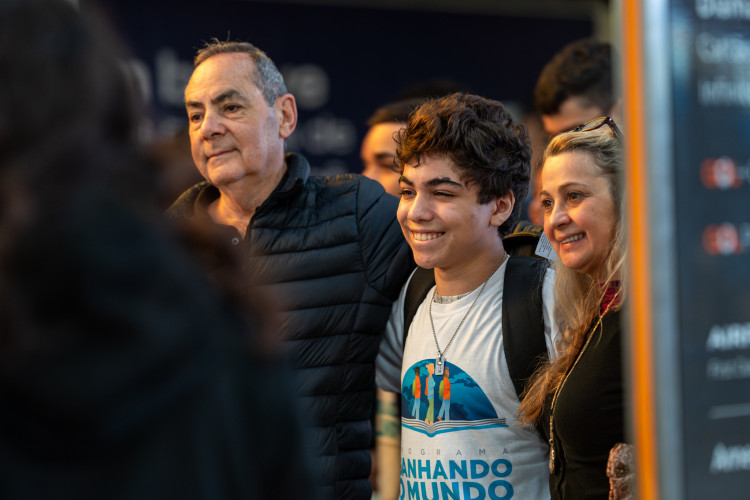 Emoção e expectativa marcam embarque de alunos da rede estadual com destino aos EUA