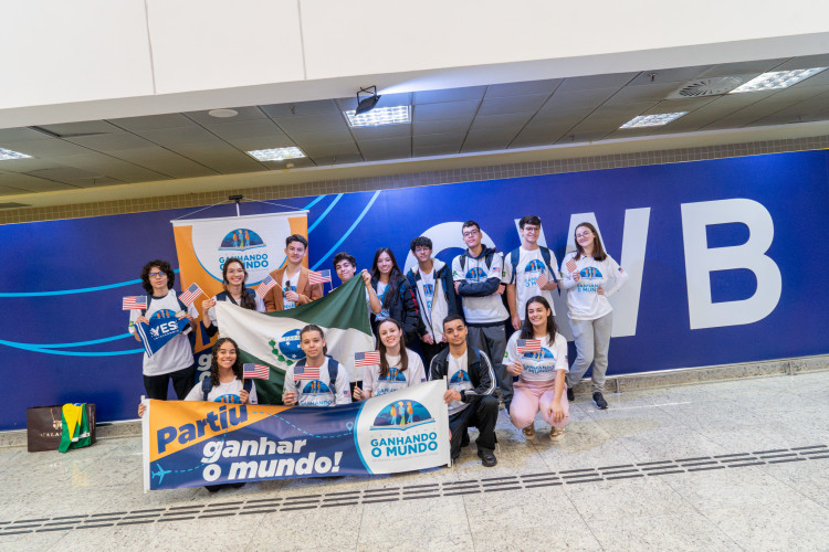 Emoção e expectativa marcam embarque de alunos da rede estadual com destino aos EUA