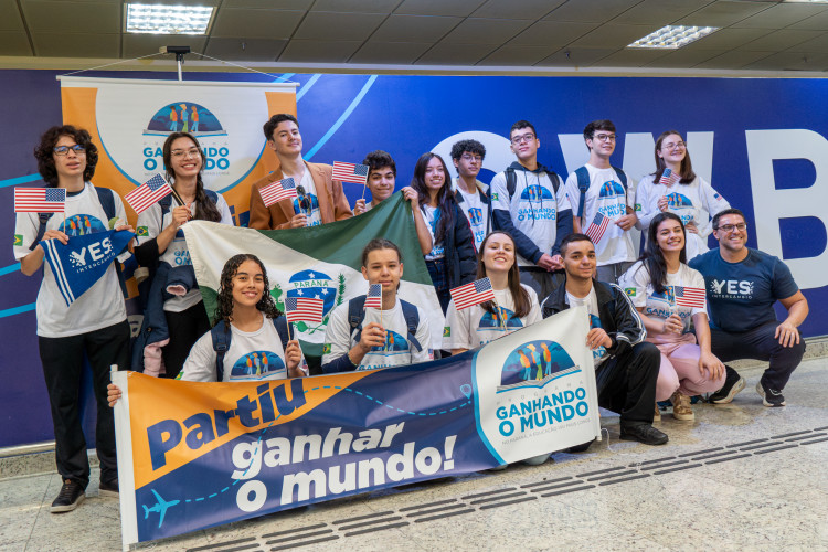 Emoção e expectativa marcam embarque de alunos da rede estadual com destino aos EUA