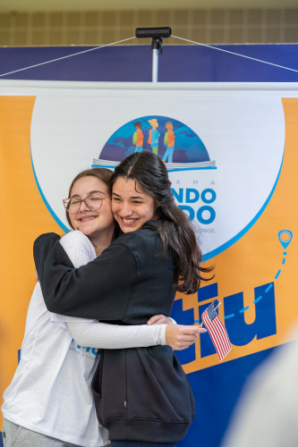 Emoção e expectativa marcam embarque de alunos da rede estadual com destino aos EUA