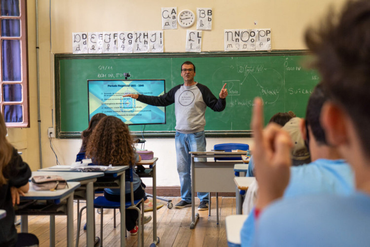 Escolas estaduais em tempo integral do Paraná cresceram acima da média no Ideb