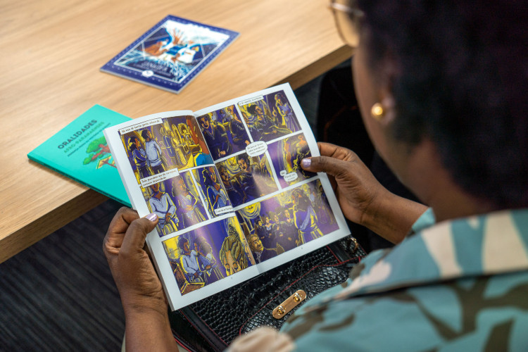 Secretaria de Educação entrega livros afro-brasileiros para as 2.492 escolas estaduais
