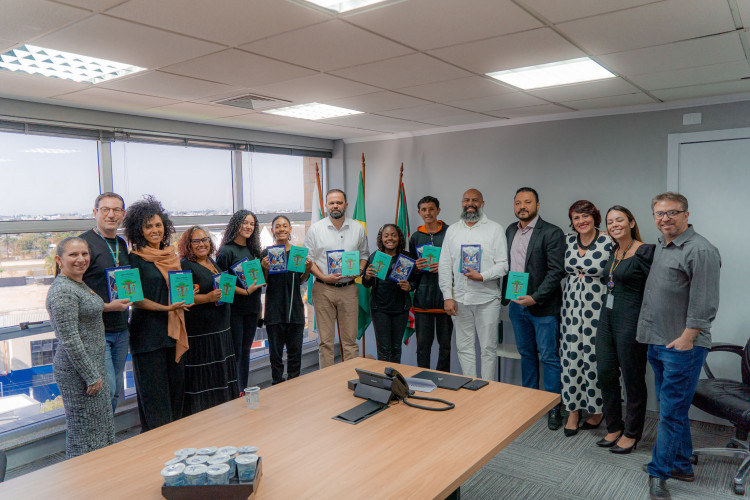 Secretaria de Educação entrega livros afro-brasileiros para as 2.492 escolas estaduais