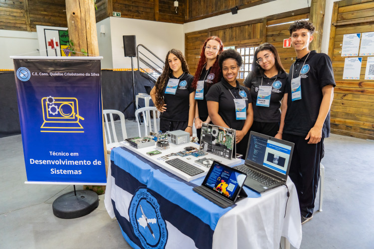 Feira mostra a alunos do ensino fundamental os benefícios da educação profissional
