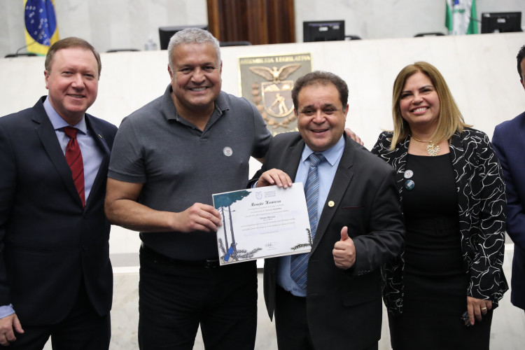 Programa estadual dos colégios cívico-militares é homenageado na Assembleia Legislativa