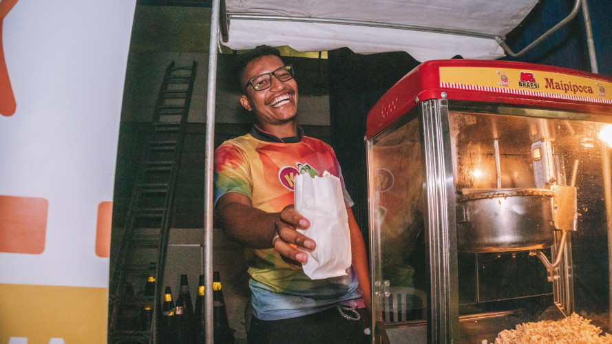 Estudantes paranaenses vivenciam cinema movido a energia solar em evento gratuito