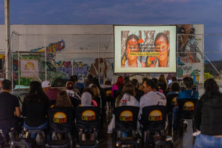 Estudantes paranaenses vivenciam cinema movido a energia solar em evento gratuito