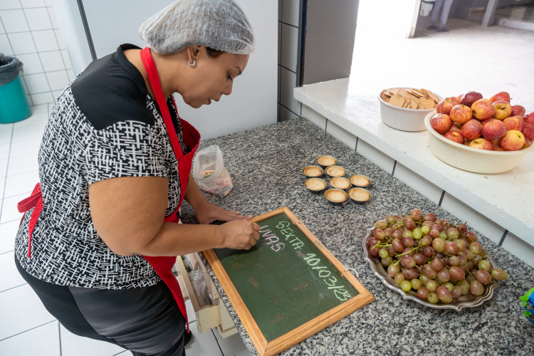 Paraná escala chef premiada para treinar merendeiras da rede estadual de ensino