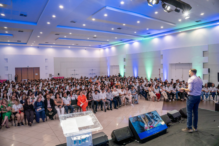Aluno Monitor: celulares e protagonismo marcam abertura de evento em Foz do Iguaçu
