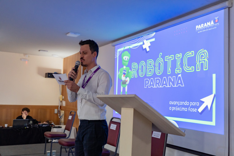 Seminário reúne 200 professores de robótica para encerramento da jornada educacional de 2024
