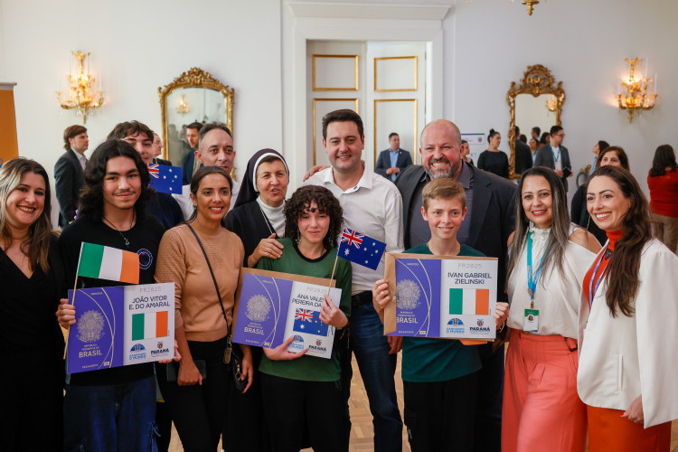 Governador Carlos Massa Ratinho Junior recebe  alunos do Ganhando o Mundo