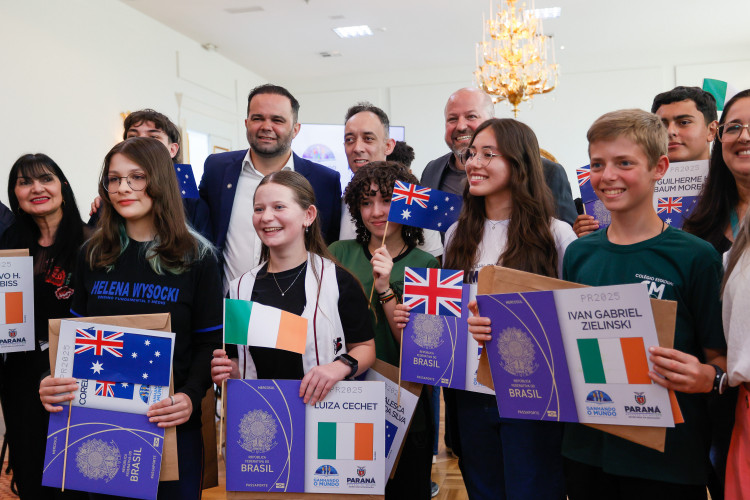 Governador Carlos Massa Ratinho Junior recebe  alunos do Ganhando o Mundo