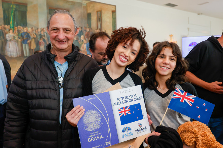 Governador Carlos Massa Ratinho Junior recebe  alunos do Ganhando o Mundo