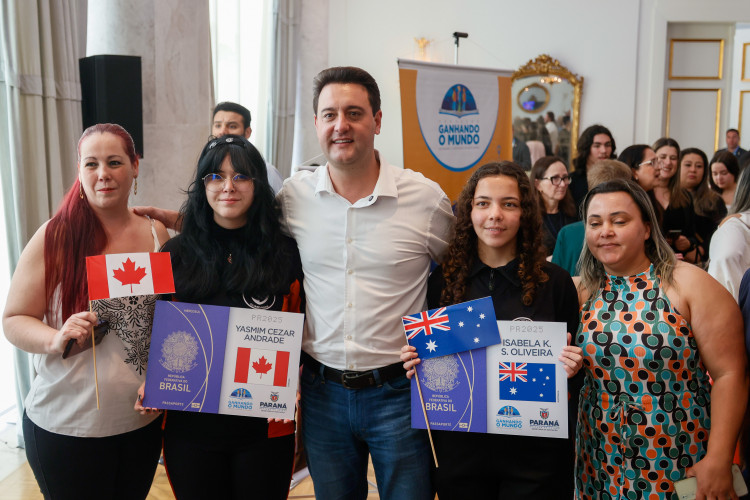 Governador Carlos Massa Ratinho Junior recebe  alunos do Ganhando o Mundo
