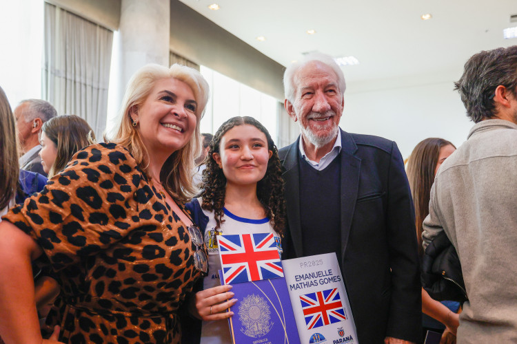 Governador Carlos Massa Ratinho Junior recebe  alunos do Ganhando o Mundo