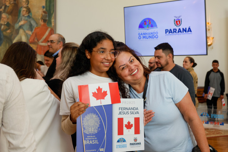 Governador Carlos Massa Ratinho Junior recebe  alunos do Ganhando o Mundo